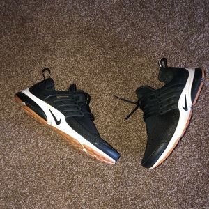 Size 8.5 black and white nike presto